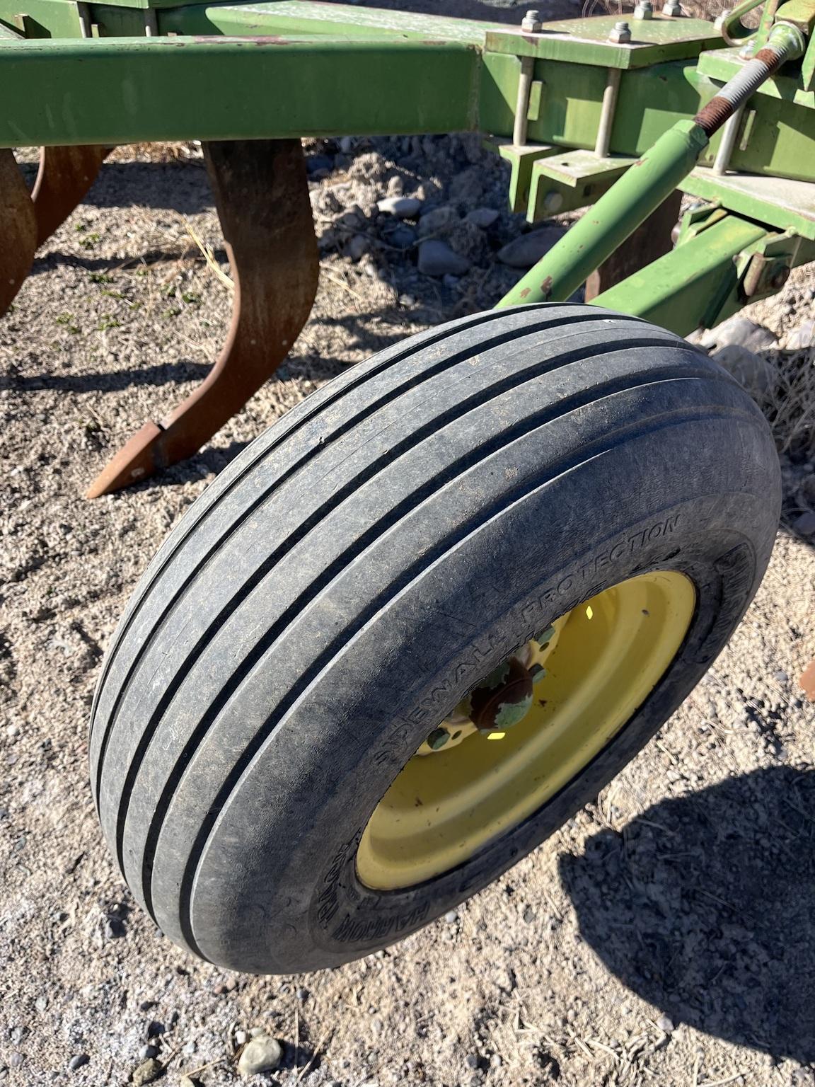 1994 John Deere 915 Image