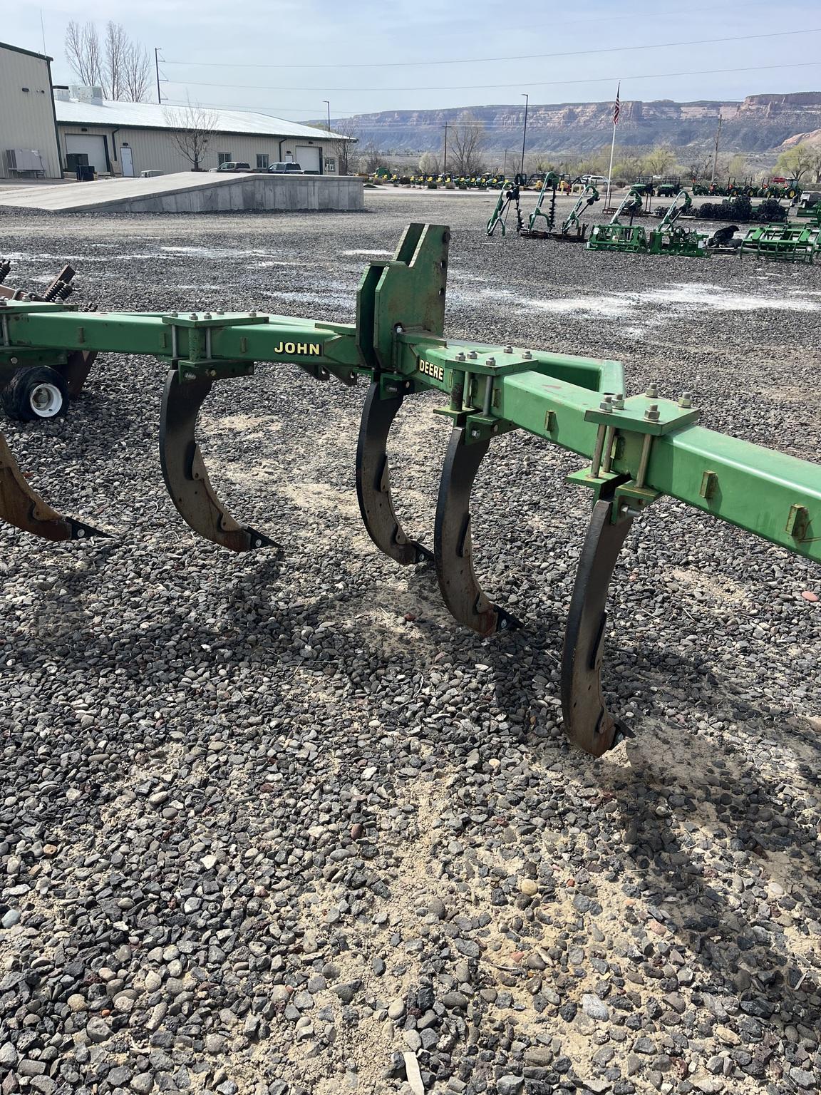 2001 John Deere 915 Image