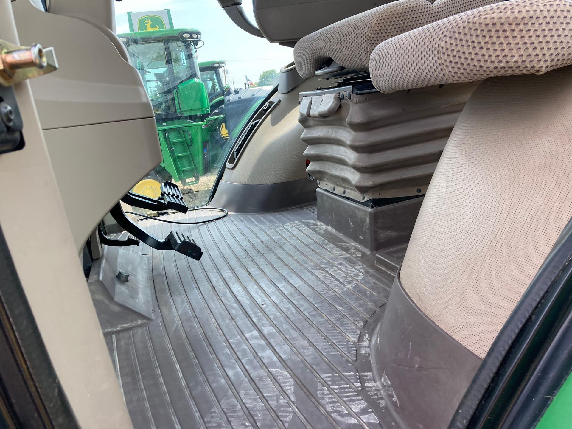 2011 John Deere 8285R Image