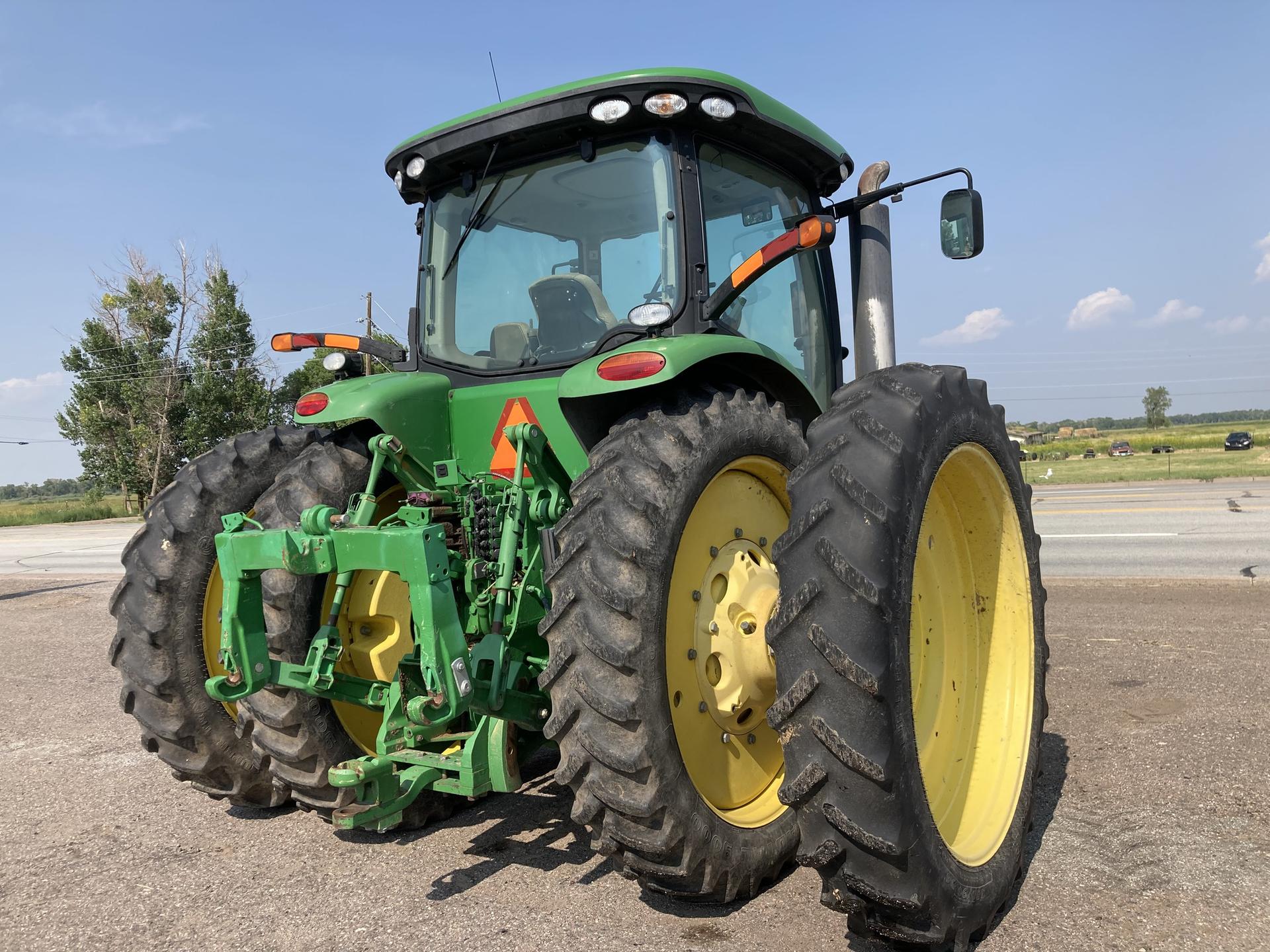 2010 John Deere 8225R Image