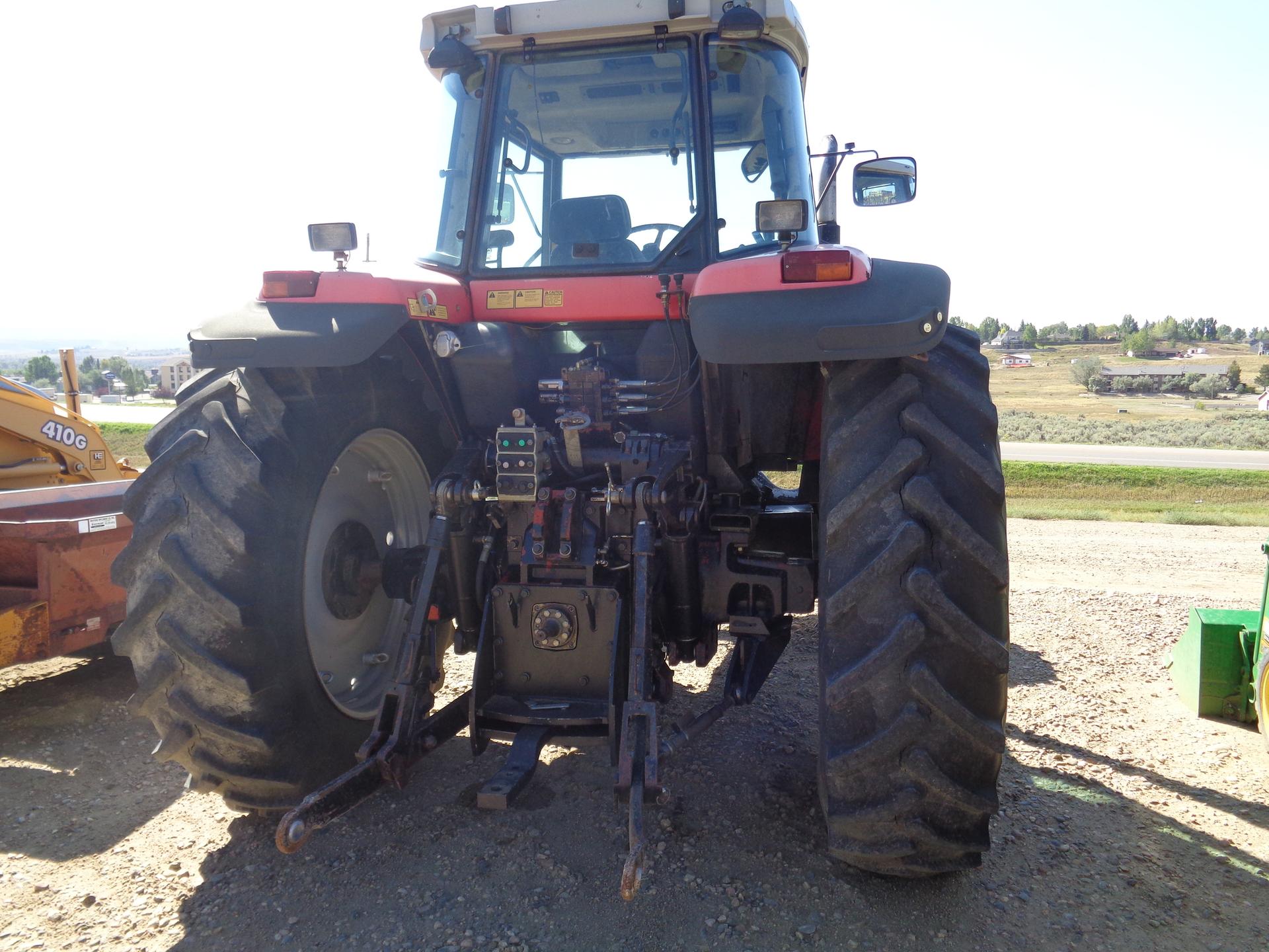 2001 Massey 8240 Image